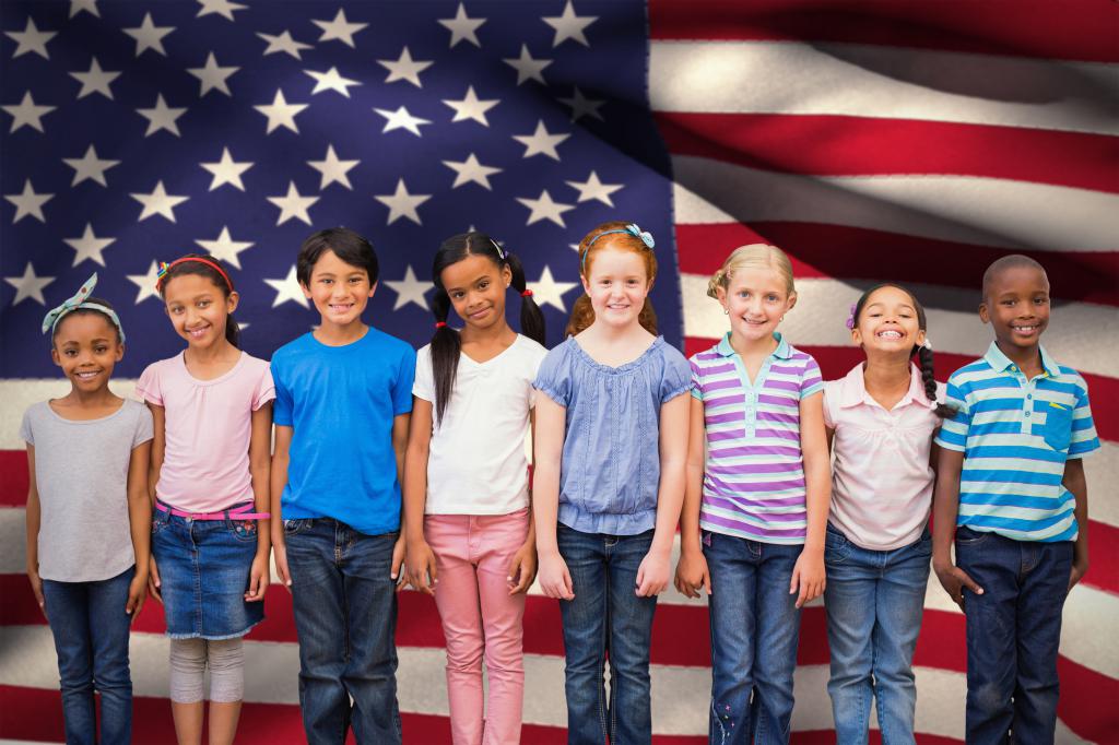 дети на фоне американского флага