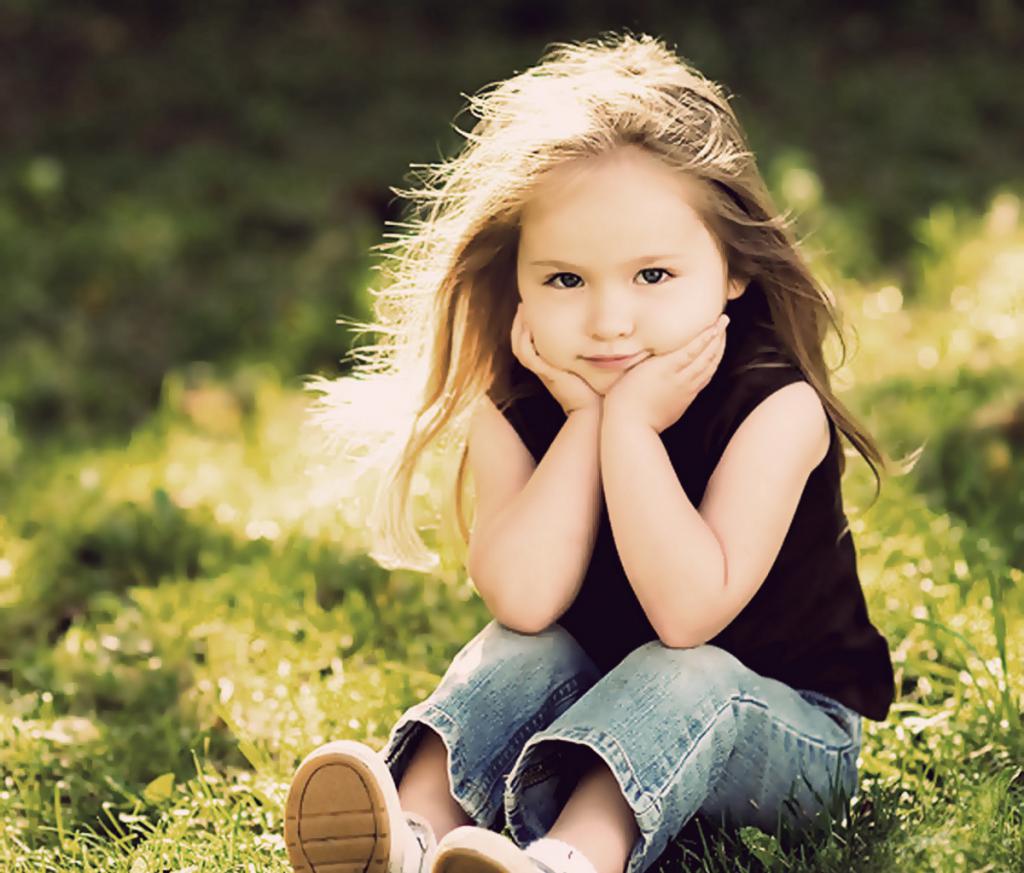 Маленькая девочка на цветочной поляне