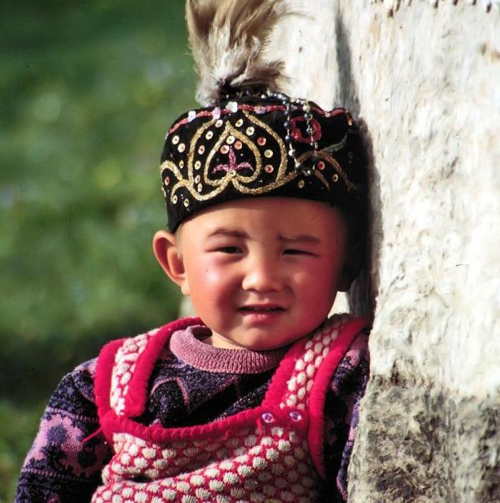 Казахский малыш в национальном головном уборе