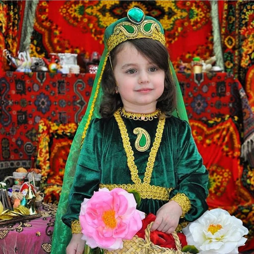 Азербайджанская девочка в народном костюме