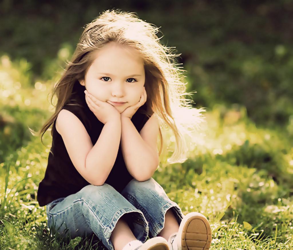 Девочка сидит на траве
