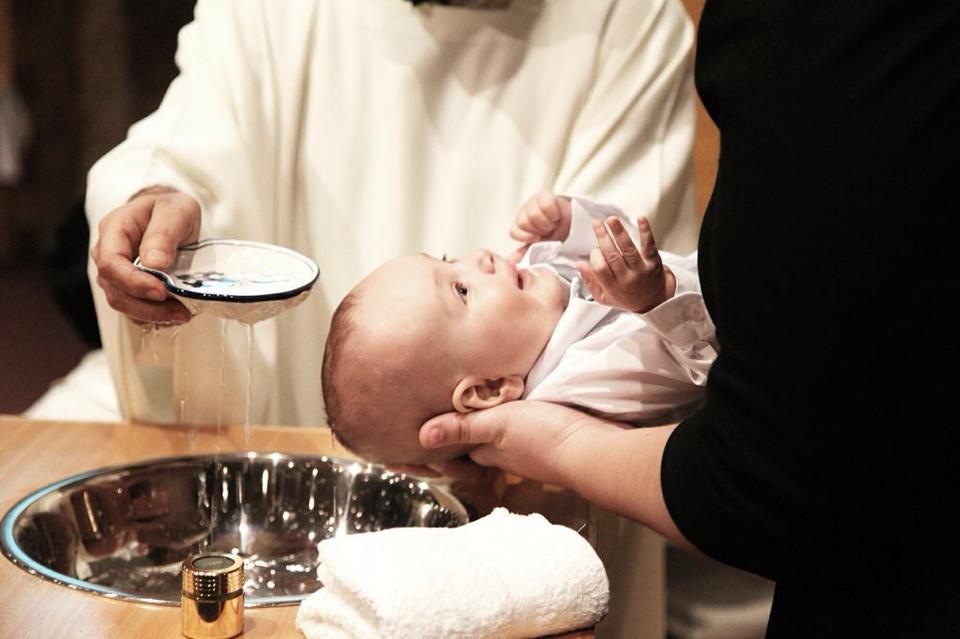 Обряд крещения младенца