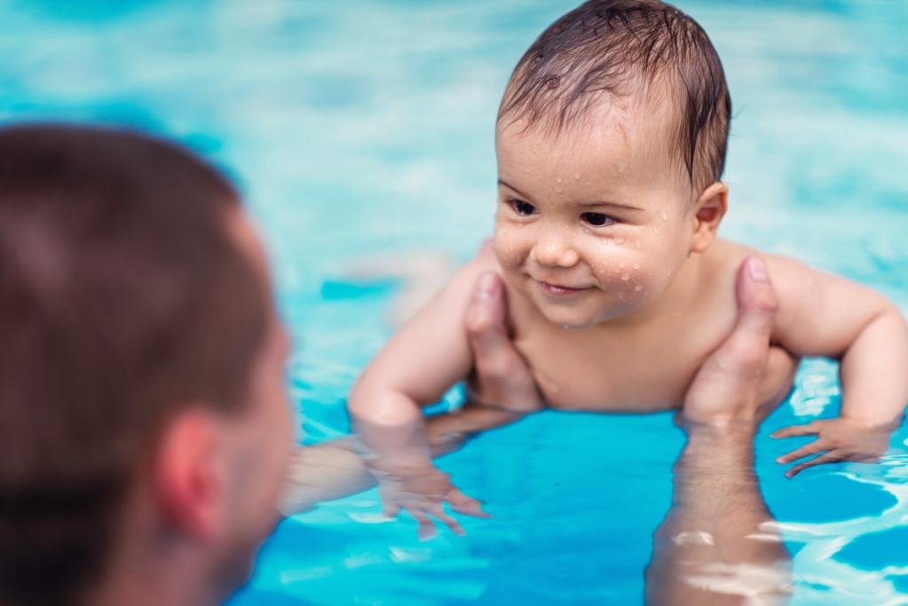 Малыш в бассейне