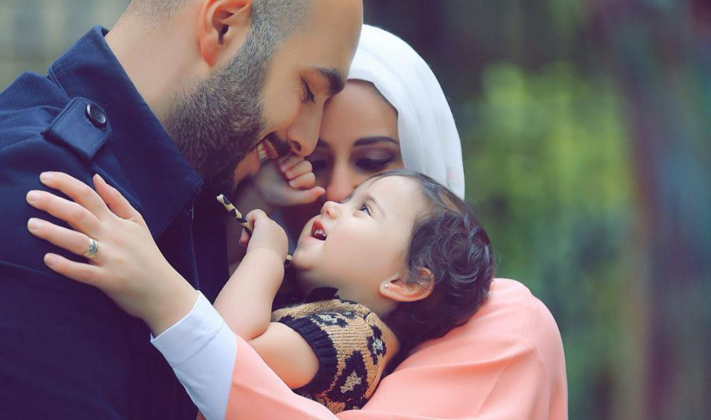Мусульманские родители с маленькой дочкой