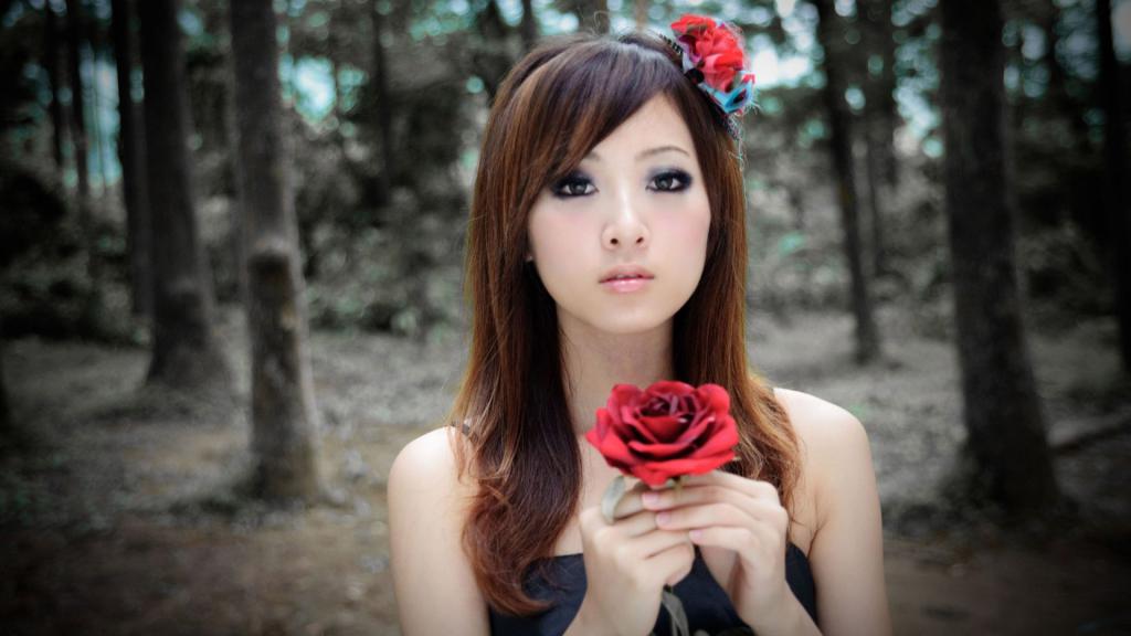 Азиатская девушка и цветок