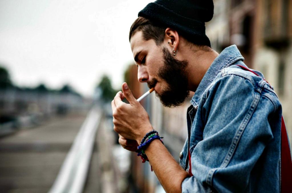 Мужчина курит сигарету.