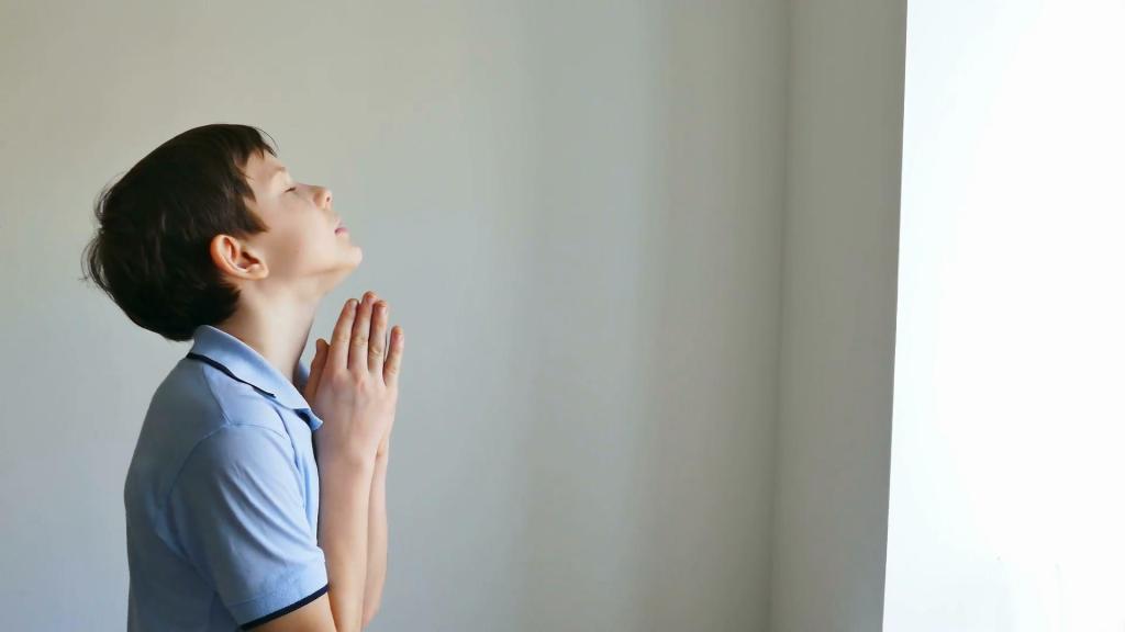 Мальчик молится Богу.