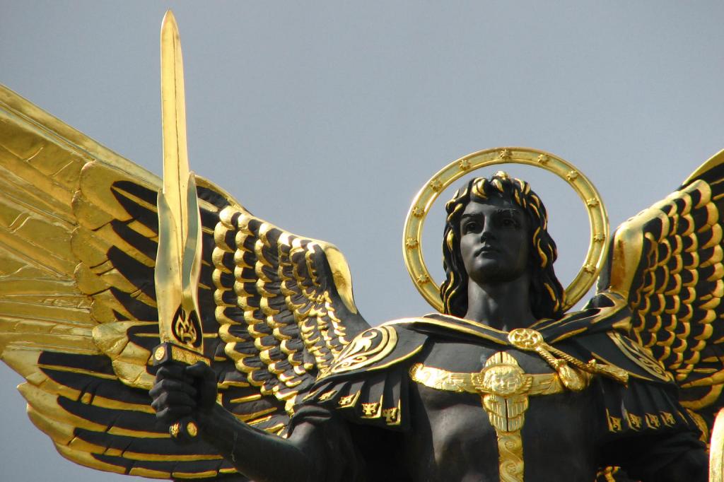 Статуя архангела Михаила.