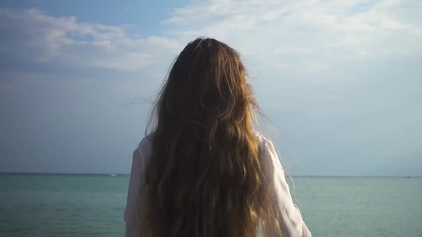 девушка размышляет у моря