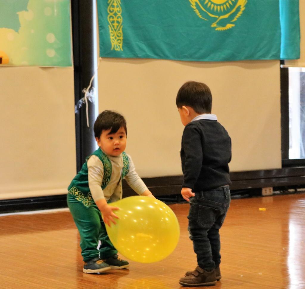 Мальчики на фоне флага Казахстана