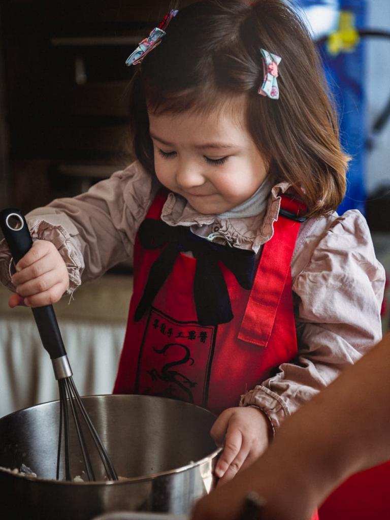 Маленькая китаянка занята готовкой